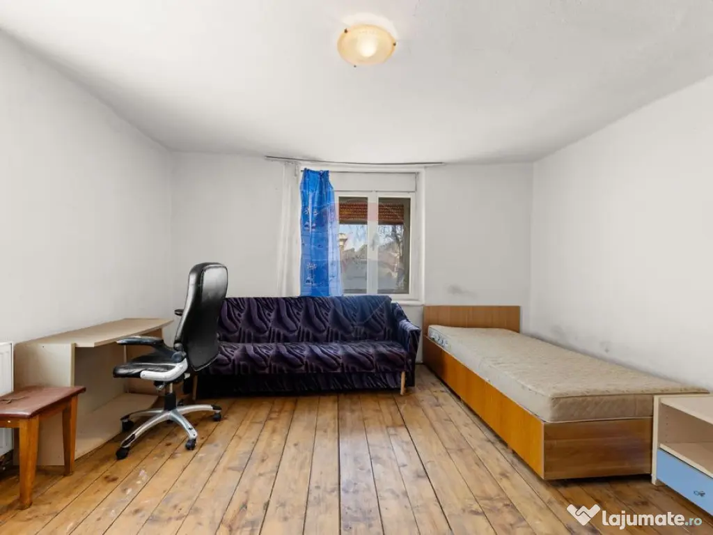 Proprietate cu două case și teren generos, cu toate uti...