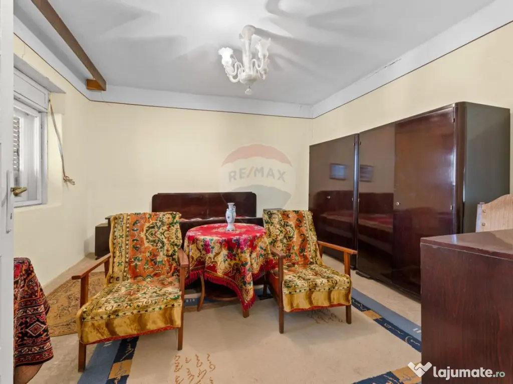 Proprietate cu două case și teren generos, cu toate uti...