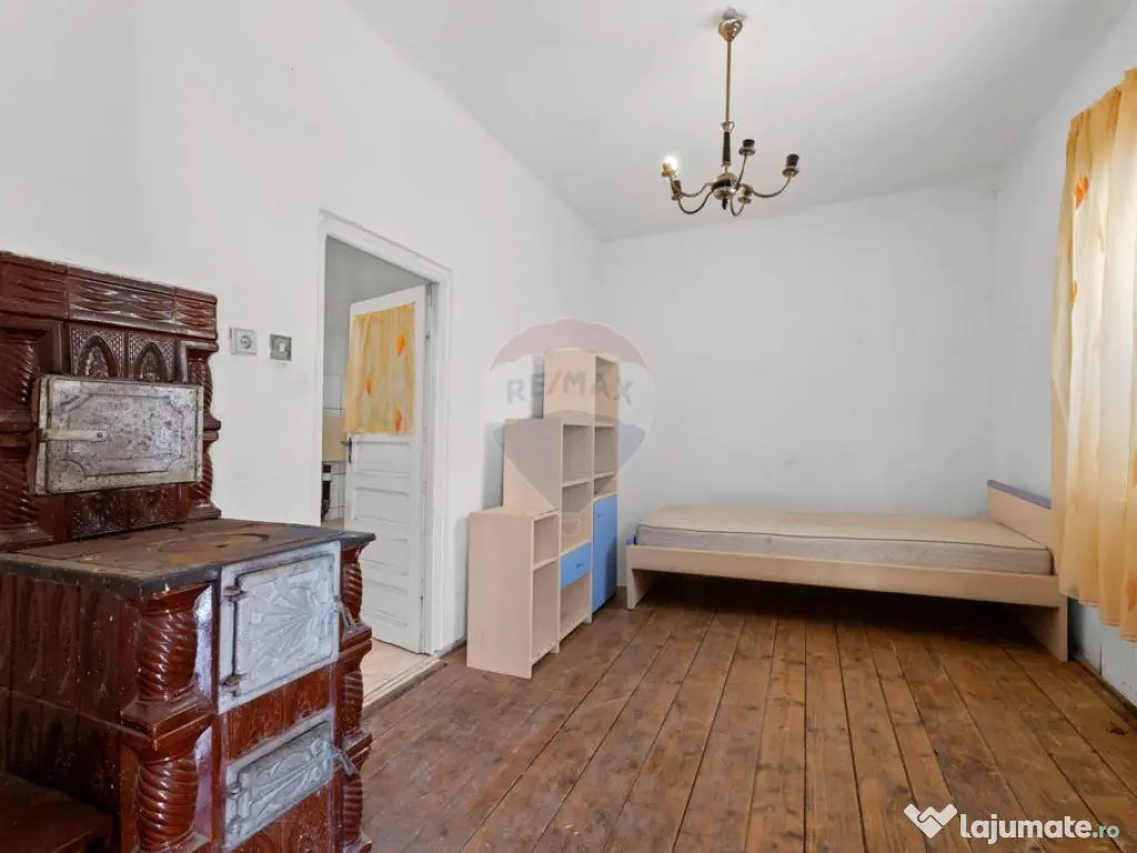 Proprietate cu două case și teren generos, cu toate uti...