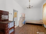 Proprietate cu două case și teren generos, cu toate uti... 