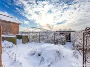 Proprietate cu două case și teren generos, cu toate uti... 