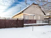 Proprietate cu două case și teren generos, cu toate uti... 