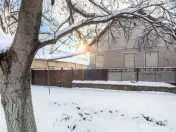 Proprietate cu două case și teren generos, cu toate uti... 