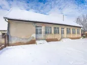 Proprietate cu două case și teren generos, cu toate uti... 