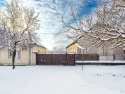Proprietate cu două case și teren generos, cu toate uti... 