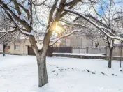 Proprietate cu două case și teren generos, cu toate uti... 