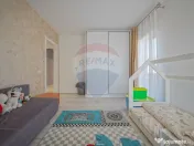 Vilă modernă, cu garaj, panouri și pompă de căldură... 