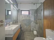 Vilă modernă, cu garaj, panouri și pompă de căldură... 