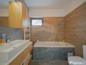 Vilă modernă, cu garaj, panouri și pompă de căldură... 