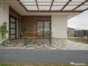 Vilă modernă, cu garaj, panouri și pompă de căldură... 