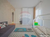 Vilă modernă, cu garaj, panouri și pompă de căldură... 