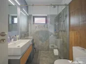 Vilă modernă, cu garaj, panouri și pompă de căldură... 