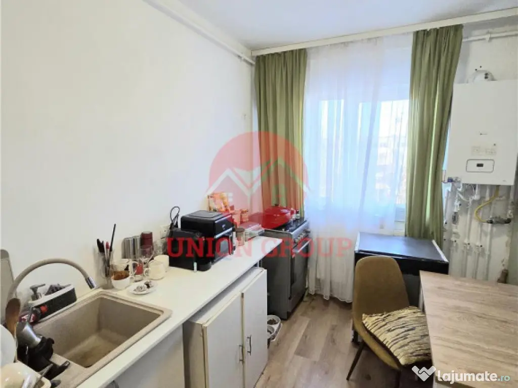 Apartament 3 Camere, Semidecomandat, Zona Dacia
