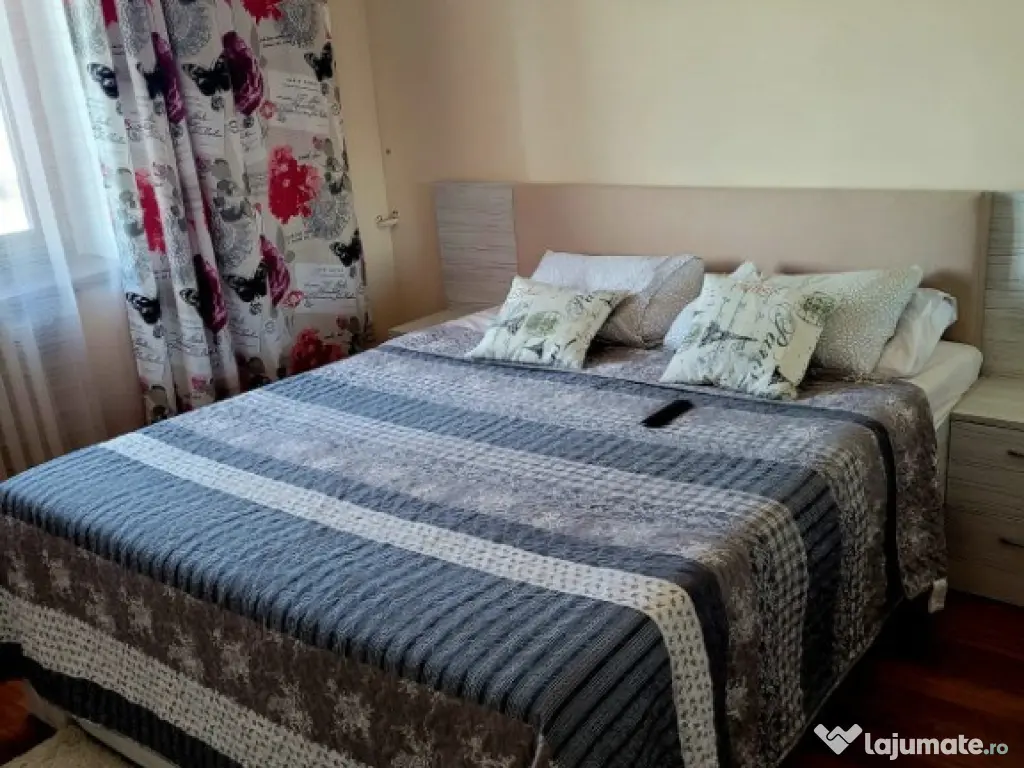 Apartament cu 3 camere decomandat - Zona Tractorul