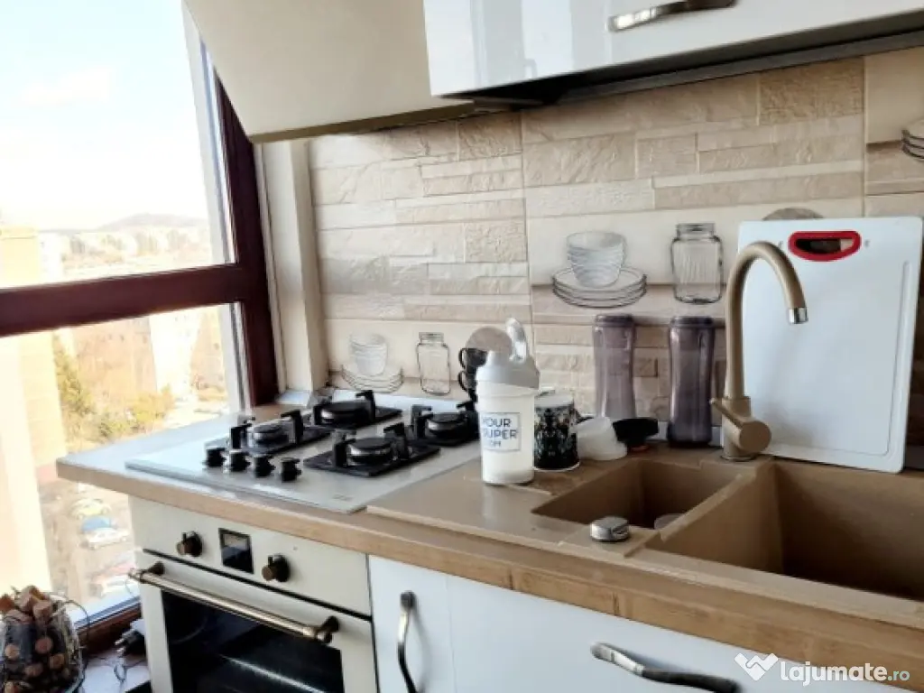 Apartament cu 3 camere decomandat - Zona Tractorul