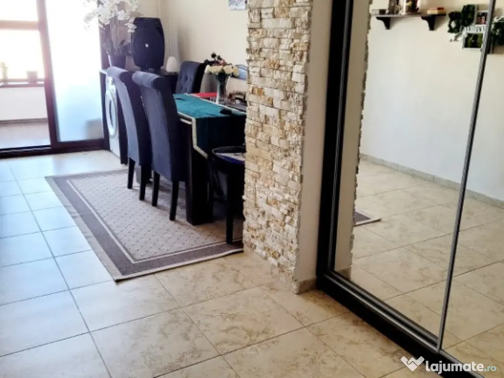 Apartament cu 3 camere decomandat - Zona Tractorul