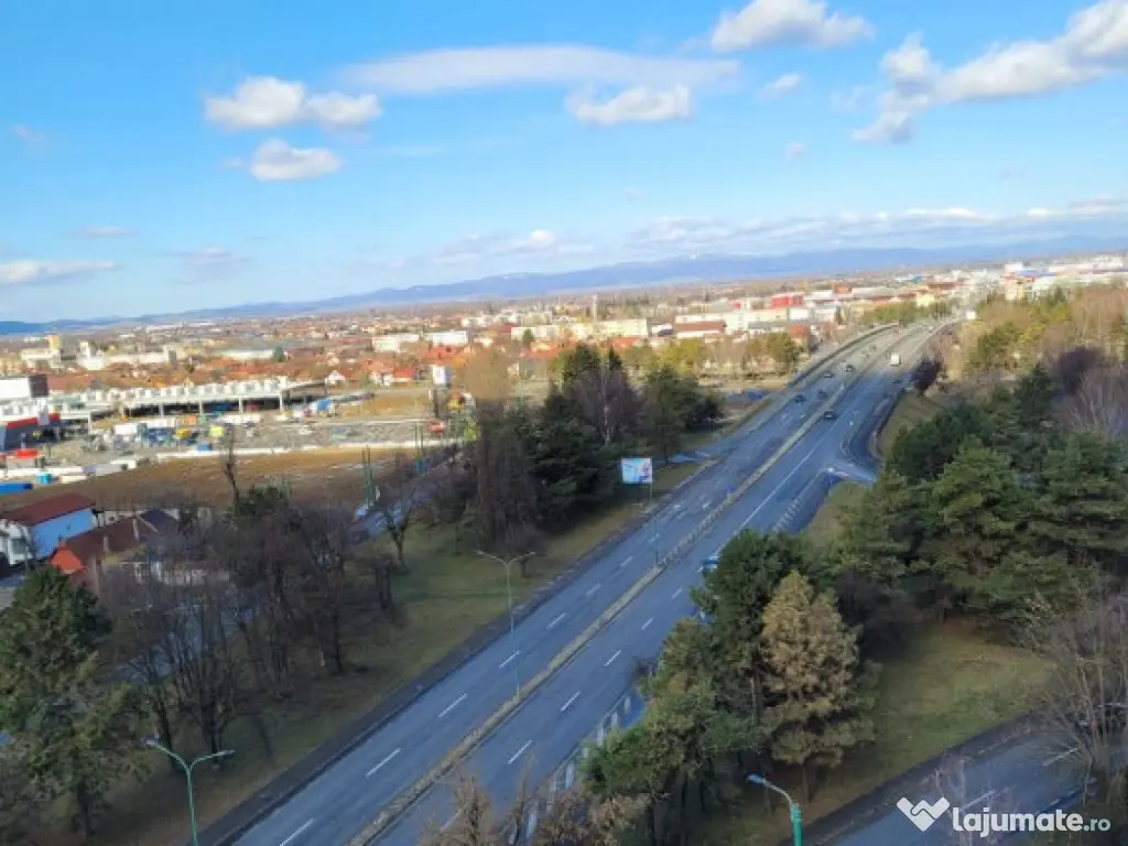 Apartament cu 3 camere decomandat - Zona Tractorul