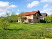 Casa la rosu cu 3 dormitoare, garaj si bransamente utilitati 