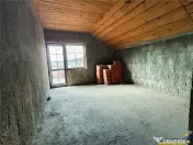 Casa la rosu cu 3 dormitoare, garaj si bransamente utilitati 