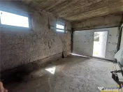 Casa la rosu cu 3 dormitoare, garaj si bransamente utilitati 