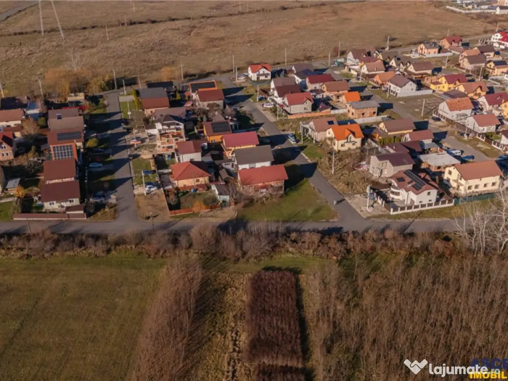 Casa la rosu cu 3 dormitoare, garaj si bransamente utilitati