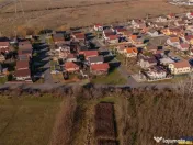 Casa la rosu cu 3 dormitoare, garaj si bransamente utilitati 