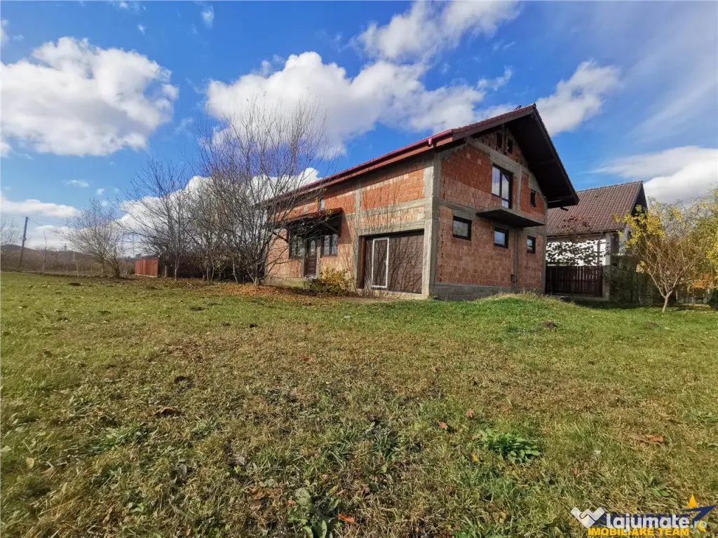 Casa la rosu cu 3 dormitoare, garaj si bransamente utilitati