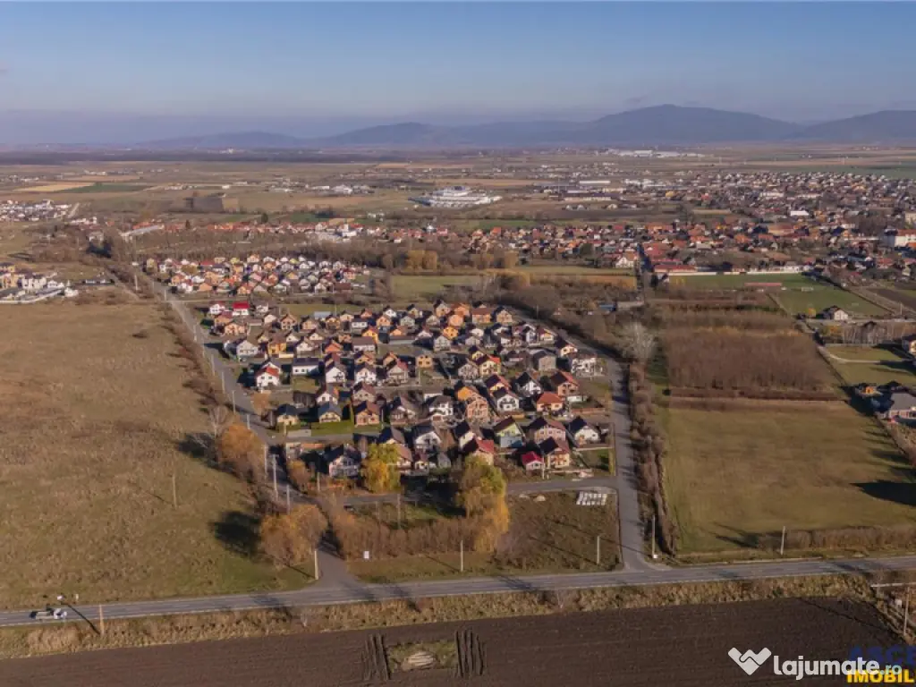 Casa la rosu cu 3 dormitoare, garaj si bransamente utilitati