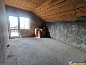 Casa la rosu cu 3 dormitoare, garaj si bransamente utilitati 