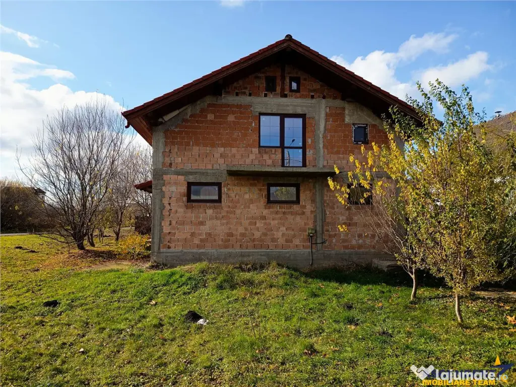 Casa la rosu cu 3 dormitoare, garaj si bransamente utilitati