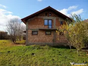 Casa la rosu cu 3 dormitoare, garaj si bransamente utilitati 