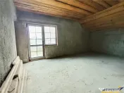 Casa la rosu cu 3 dormitoare, garaj si bransamente utilitati 