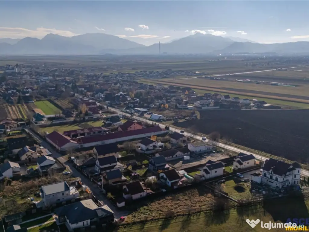 Casa la rosu cu 3 dormitoare, garaj si bransamente utilitati