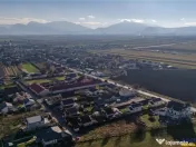 Casa la rosu cu 3 dormitoare, garaj si bransamente utilitati 