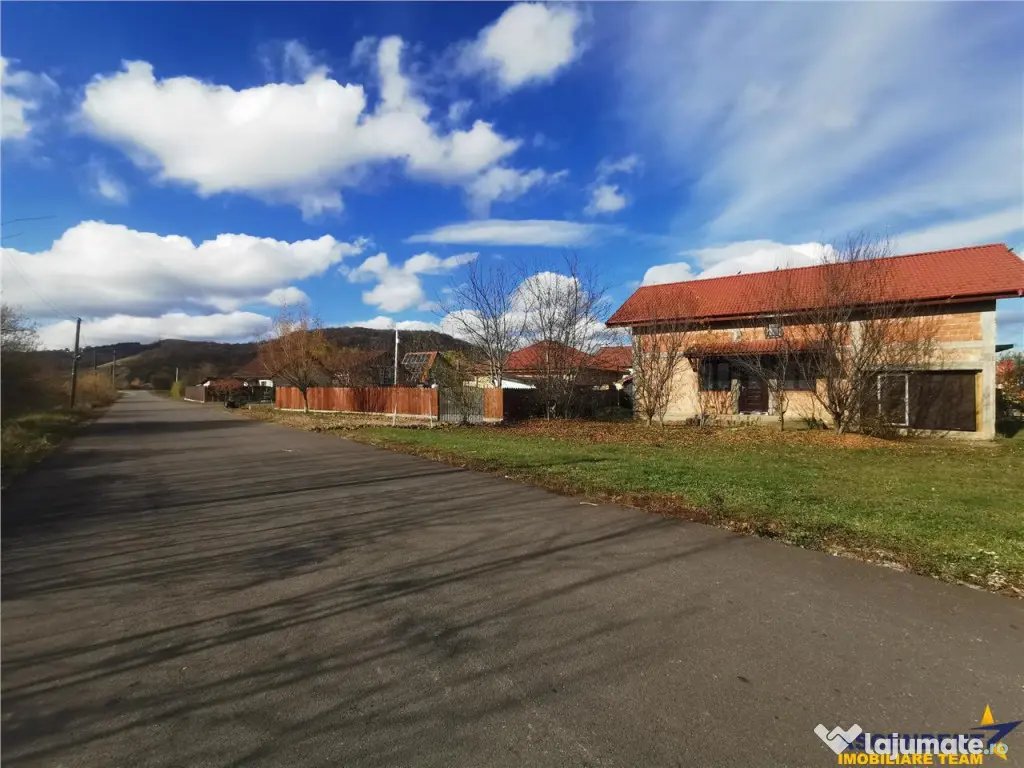 Casa la rosu cu 3 dormitoare, garaj si bransamente utilitati