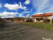 Casa la rosu cu 3 dormitoare, garaj si bransamente utilitati 