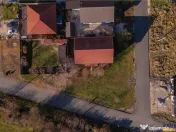 Casa la rosu cu 3 dormitoare, garaj si bransamente utilitati 