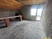 Casa la rosu cu 3 dormitoare, garaj si bransamente utilitati 