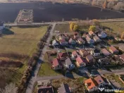 Casa la rosu cu 3 dormitoare, garaj si bransamente utilitati 