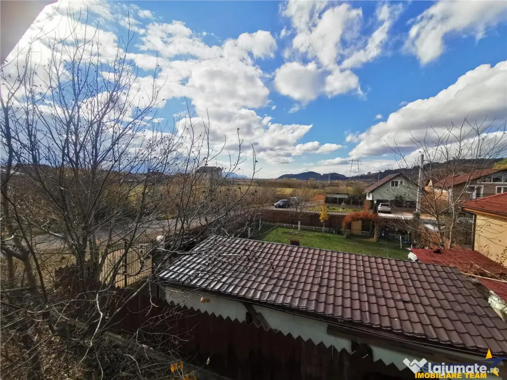 Casa la rosu cu 3 dormitoare, garaj si bransamente utilitati