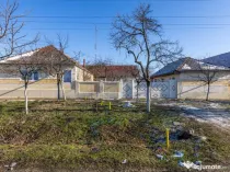 Gospodarie autentică bănățeană, cu teren generos și...