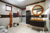 Casă modernă și spațioasă cu piscină,saună și sal... 