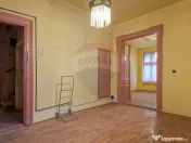 Vilă pe str Alexandru Ioan Cuza, 10 camere, S + P + E, t... 