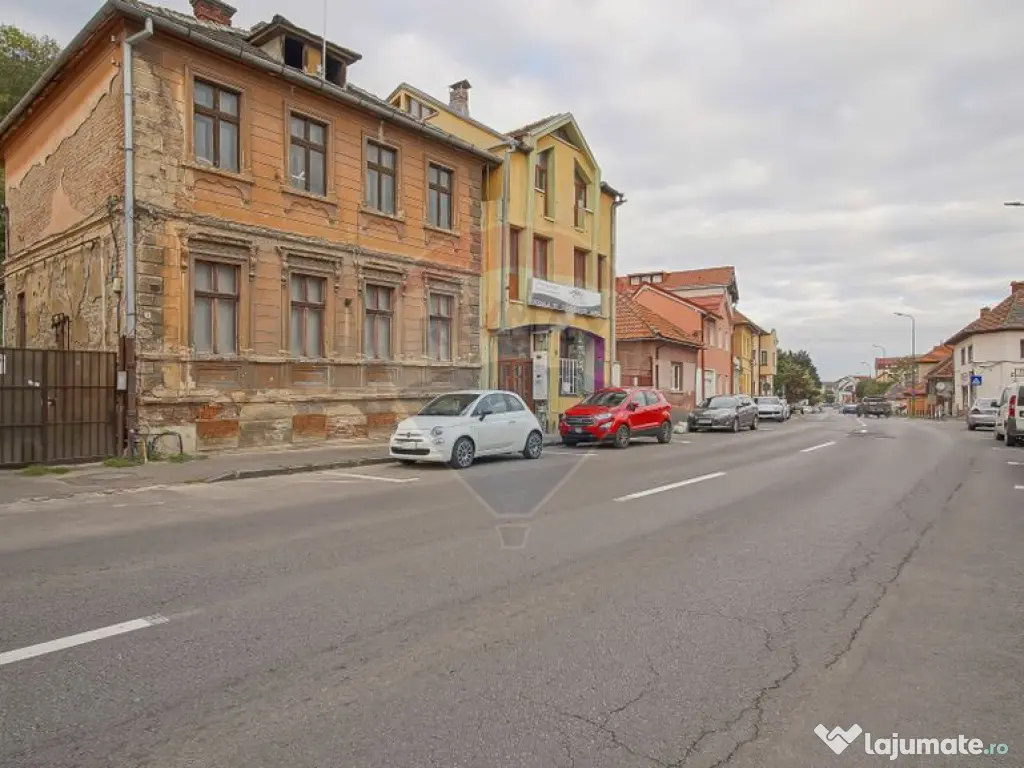 Vilă pe str Alexandru Ioan Cuza, 10 camere, S + P + E, t...