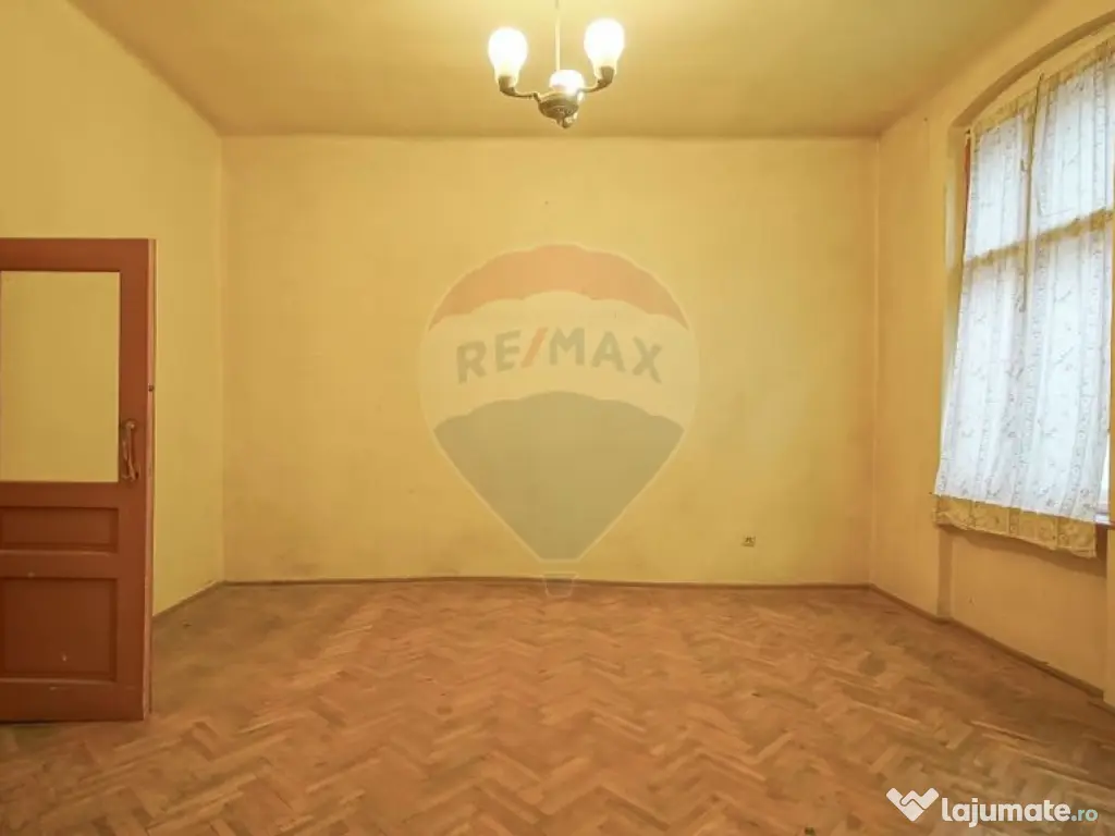 Vilă pe str Alexandru Ioan Cuza, 10 camere, S + P + E, t...