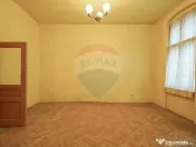 Vilă pe str Alexandru Ioan Cuza, 10 camere, S + P + E, t... 