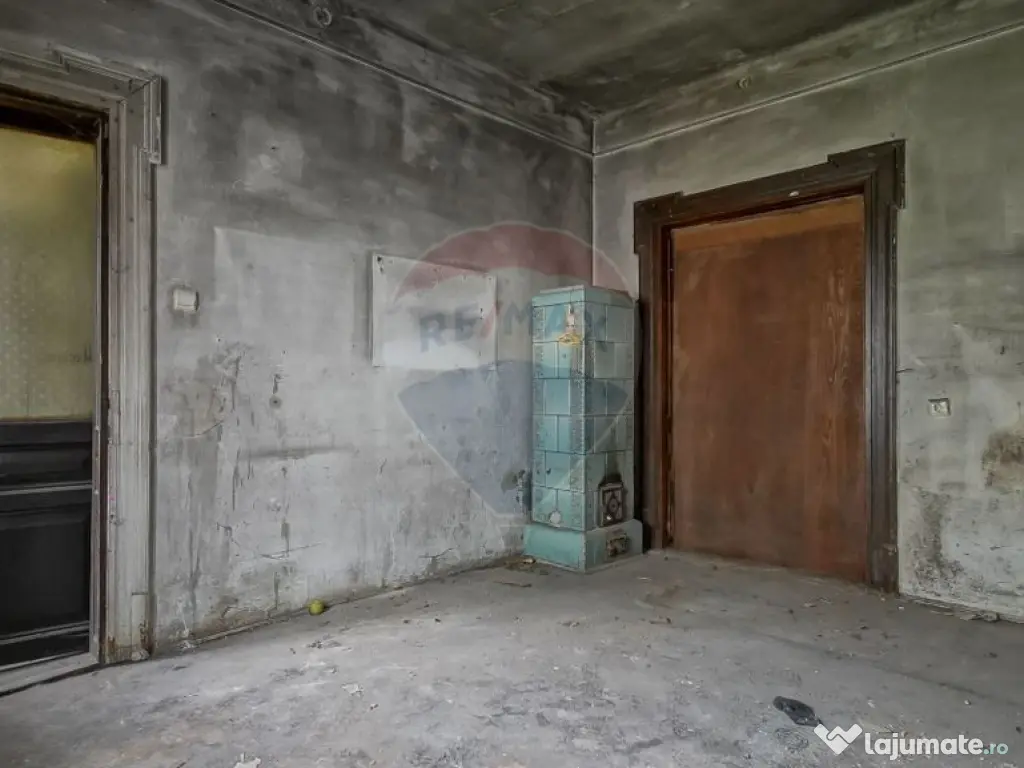 Vilă pe str Alexandru Ioan Cuza, 10 camere, S + P + E, t...