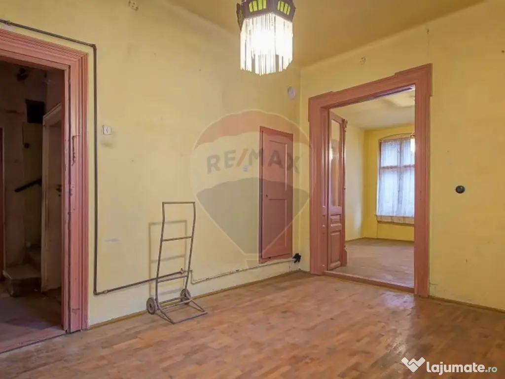 Vilă pe str Alexandru Ioan Cuza, 10 camere, S + P + E, t...