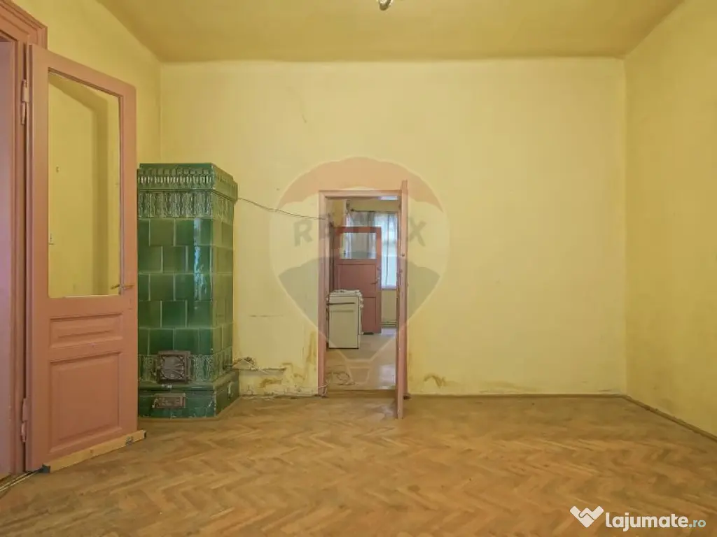 Vilă pe str Alexandru Ioan Cuza, 10 camere, S + P + E, t...