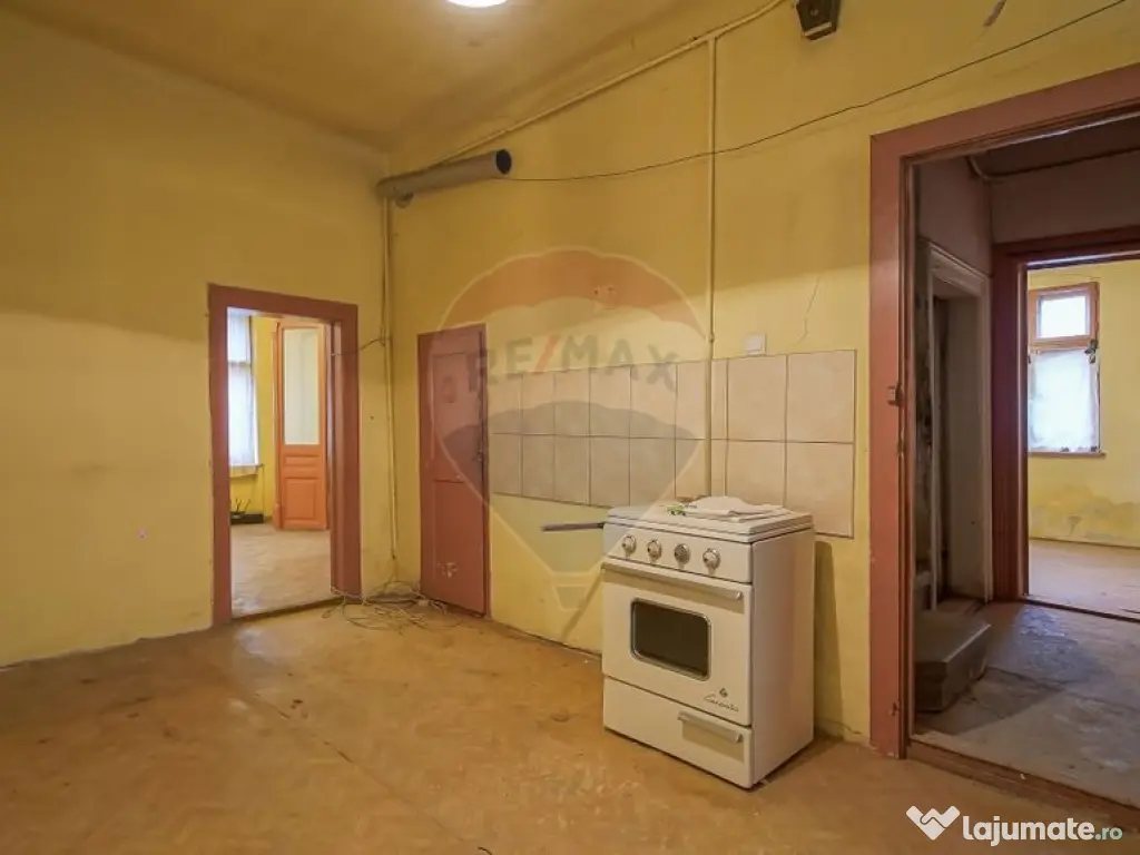 Vilă pe str Alexandru Ioan Cuza, 10 camere, S + P + E, t...